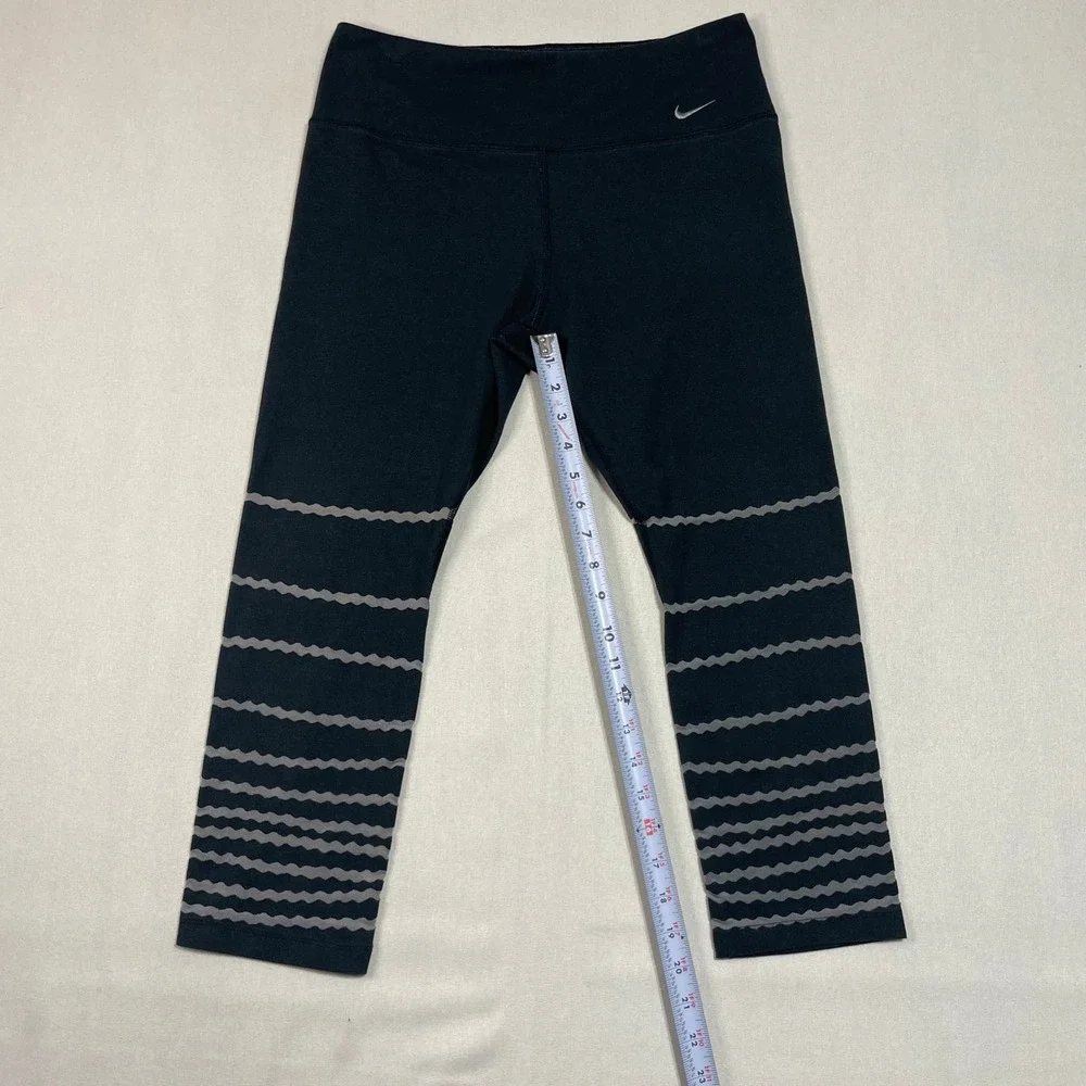 Nike Dri-FIT Black Cropped Capris Wavy Grey Stripe Print Yoga Leggings - Size L - Picture 7 of 7